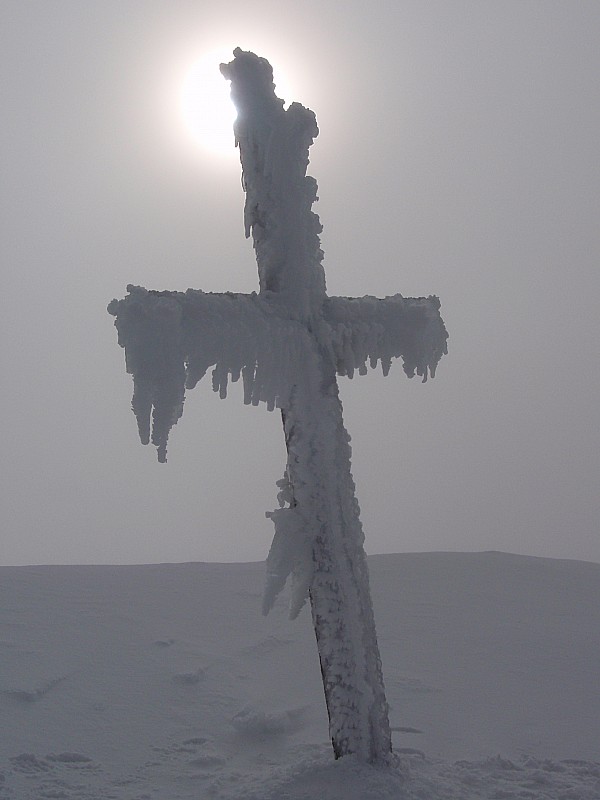 #2 Croix de Chamechaude : Le soleil vient timidement éclairer cette croix fantomatique avant de disparaitre Croix de Chamechaude : Le soleil vient timidement éclairer cette croix fantomatique avant de disparaitre