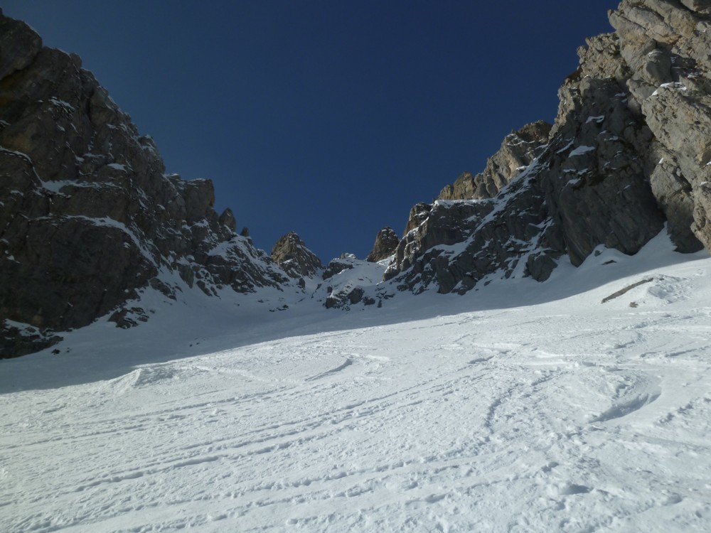 #3 pieds du couloir NE : c pieds du couloir NE : c'est là haut, tout droit