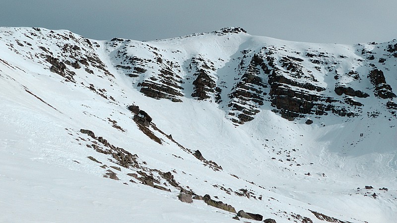 #4 2500m : notre objectif du jour, le couloir SW de gacuhe, les autres au centre ne semblent pas en bonnes conditions 2500m : notre objectif du jour, le couloir SW de gacuhe, les autres au centre ne semblent pas en bonnes conditions