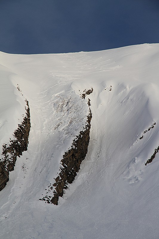 #12 La parie ravagée : La partie de la face ravagée par la plaque, la rive droite est en transfo/neige dure La parie ravagée : La partie de la face ravagée par la plaque, la rive droite est en transfo/neige dure