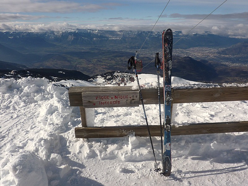 #7 Pique-nique autorisé : Aujourd Pique-nique autorisé : Aujourd'hui le haut des pistes était fermé et même le restaurant pour causse de fort vent!