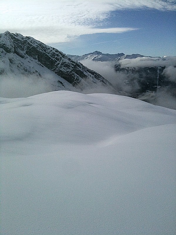 #5 Sommets du Grand Massif : Plateau des Saix dans les nuages au loin... et Tête des Saix (La Croix pour les habitués) au soleil. Sommets du Grand Massif : Plateau des Saix dans les nuages au loin... et Tête des Saix (La Croix pour les habitués) au soleil.