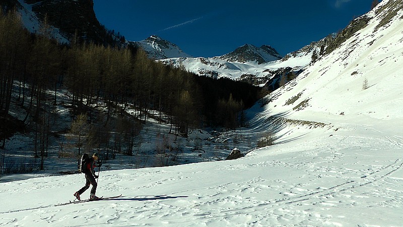 #12 2063m : remontée du vallon de la Grande Cayole par le chemin d 2063m : remontée du vallon de la Grande Cayole par le chemin d'été, avec les faces N du Pelat à G. et du Téton à Dr.