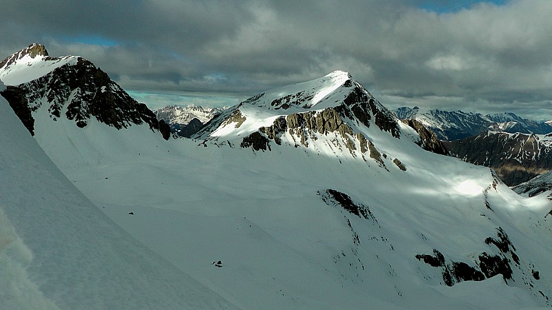 #22 2700m : les nuages menaçants arrivent poussés par un fort vent de nord. Téton et Cimet en A/R plan 2700m : les nuages menaçants arrivent poussés par un fort vent de nord. Téton et Cimet en A/R plan