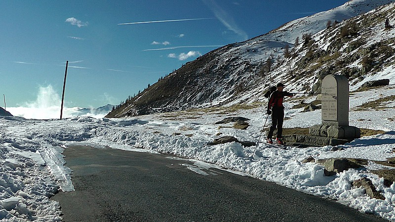 #7 2326m : la route est dégagée coté 04 ? ...... non mais peu de neige au col, emportée par le vent 2326m : la route est dégagée coté 04 ? ...... non mais peu de neige au col, emportée par le vent