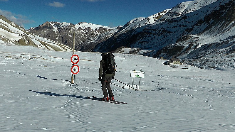 #8 2300m : descente de la Cayole vers le pont 2063m et le vallon de la Gde Cayole 2300m : descente de la Cayole vers le pont 2063m et le vallon de la Gde Cayole