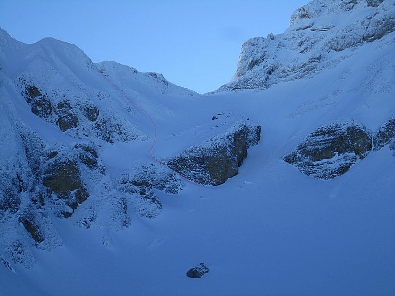 #1 TOPO de la monté : Itinéraire de montée. On ne vois pas la fin du couloir (en pointillé) TOPO de la monté : Itinéraire de montée. On ne vois pas la fin du couloir (en pointillé)