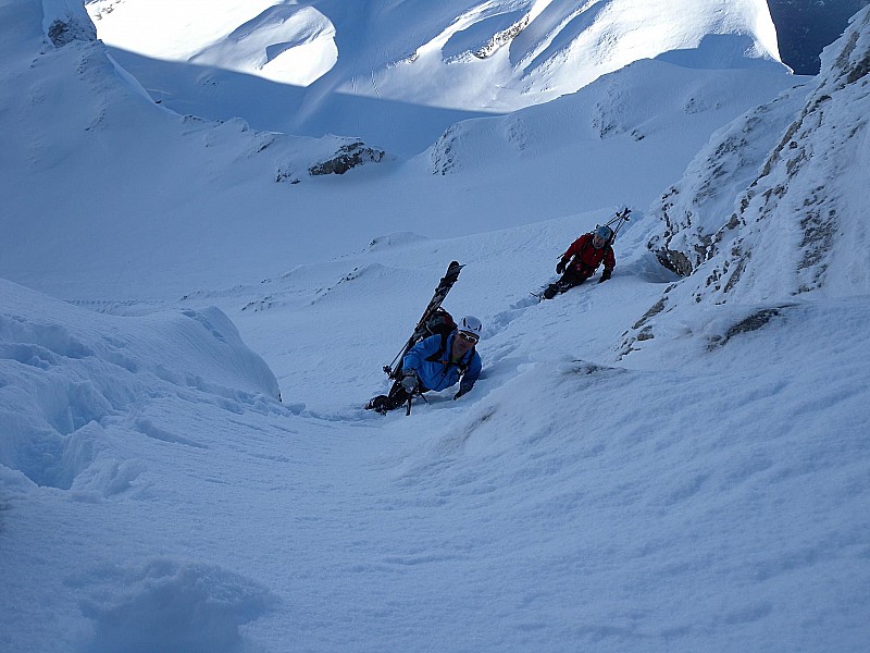 #5 Traversée de l Traversée de l'étroiture : Pour avoir une vue d'ensemble ... ça doit pas être simple de poser des virages là-dedans ... pour nous ce sera ski aux pieds, mais piolet à la main