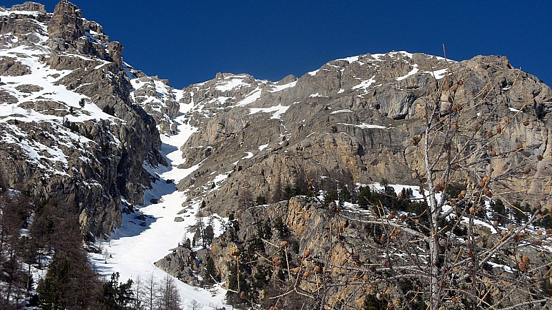 #14 Vue du bas : Très belle ambiance dans cette gorge inclinée. Vue du bas : Très belle ambiance dans cette gorge inclinée.