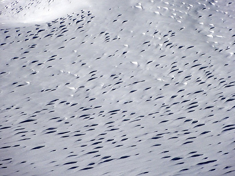 neige : bizarrerie du vent ? en face Ouest