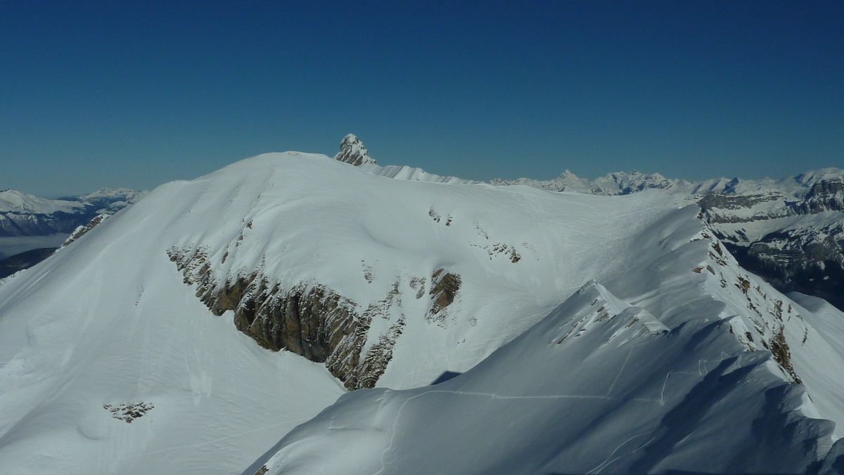 #16 Ambrevetta-Tardevant : au 1er plan, la trace dans la combe de Tardevant que je vais prendre pour rejoindre le point 2415 Ambrevetta-Tardevant : au 1er plan, la trace dans la combe de Tardevant que je vais prendre pour rejoindre le point 2415