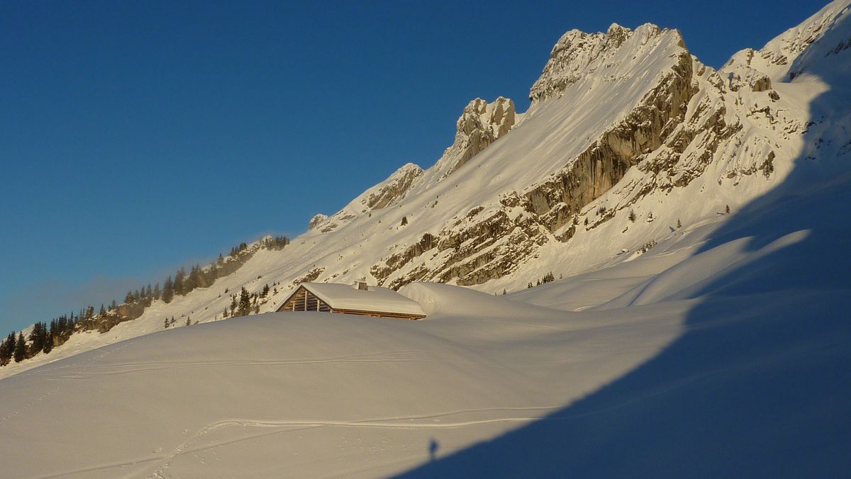#24 Aiguilles Noires : le soleil illumine la face W des Aiguilles Noires Aiguilles Noires : le soleil illumine la face W des Aiguilles Noires