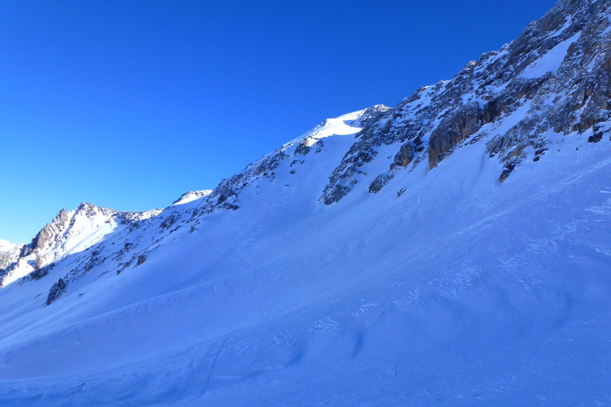 La pente NO : Que nous venons de descendre sur une neige agréable.