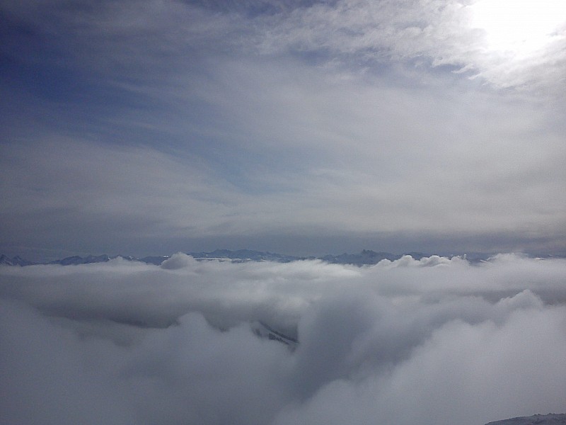 #8 Sommet du grand SOM : Au sommet , on est juste au dessus de la mer de nuage.Au finale descente agréable, si l Sommet du grand SOM : Au sommet , on est juste au dessus de la mer de nuage.Au finale descente agréable, si l'on évite les traces antérieures.