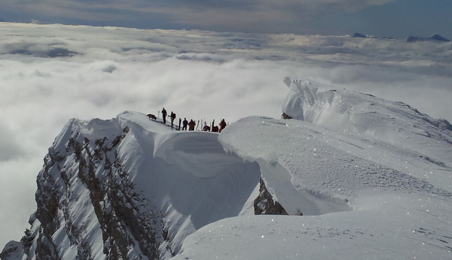 #1 En suspension ! : J En suspension ! : J'ai bien halluciné sur l'épaisseur de la corniche , j'ai essayé de zoomé mais pour moi ça me paraît tendu ! le groupe n'est pas sur du dure !