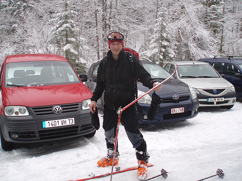 #26 Cassé... : La voiture est rouge, le ski est rouge, le sac à dos est rouge mais Eric est VERT... Cassé... : La voiture est rouge, le ski est rouge, le sac à dos est rouge mais Eric est VERT...