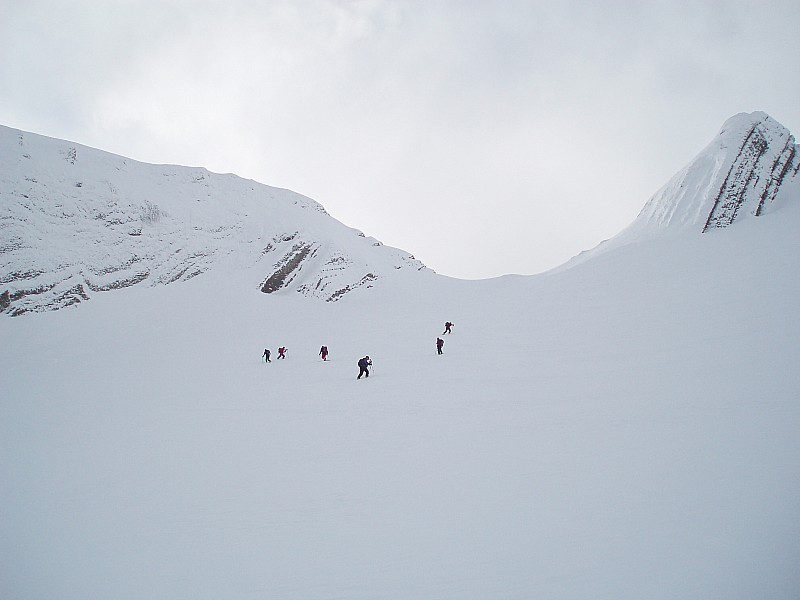 #20 Passage des Arlicots : Un groupe à notre gauche se dirige vers le passage des Arlicots. Merci à eux car leurs traces de montée nous permetrons de ne pas trop nous perdre à la descente :) Passage des Arlicots : Un groupe à notre gauche se dirige vers le passage des Arlicots. Merci à eux car leurs traces de montée nous permetrons de ne pas trop nous perdre à la descente :)