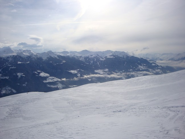 #8 Dome de Vaugelaz (S) : Depuis les larges pentes sommitales, le massif de la Plagne et du Jovet Dome de Vaugelaz (S) : Depuis les larges pentes sommitales, le massif de la Plagne et du Jovet