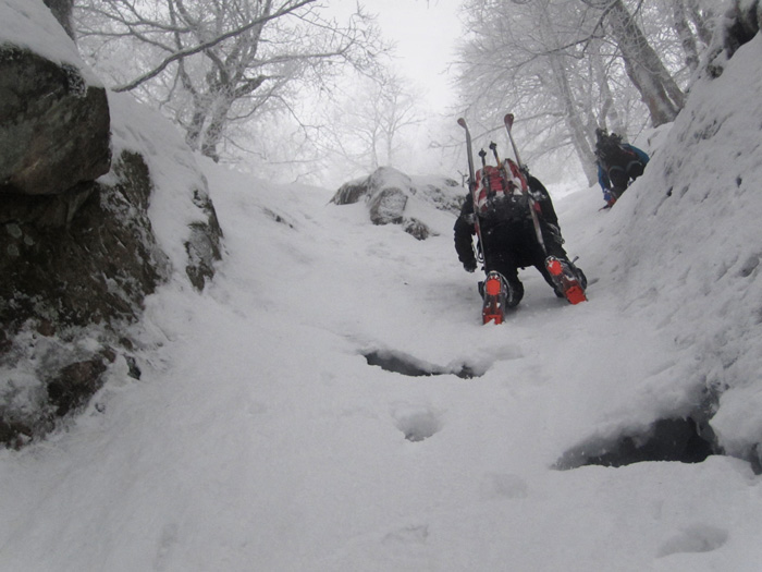 Goulotte à 45/50° : On profite des remontées pour faire peu de cramponnage dans les goulottes du secteur.