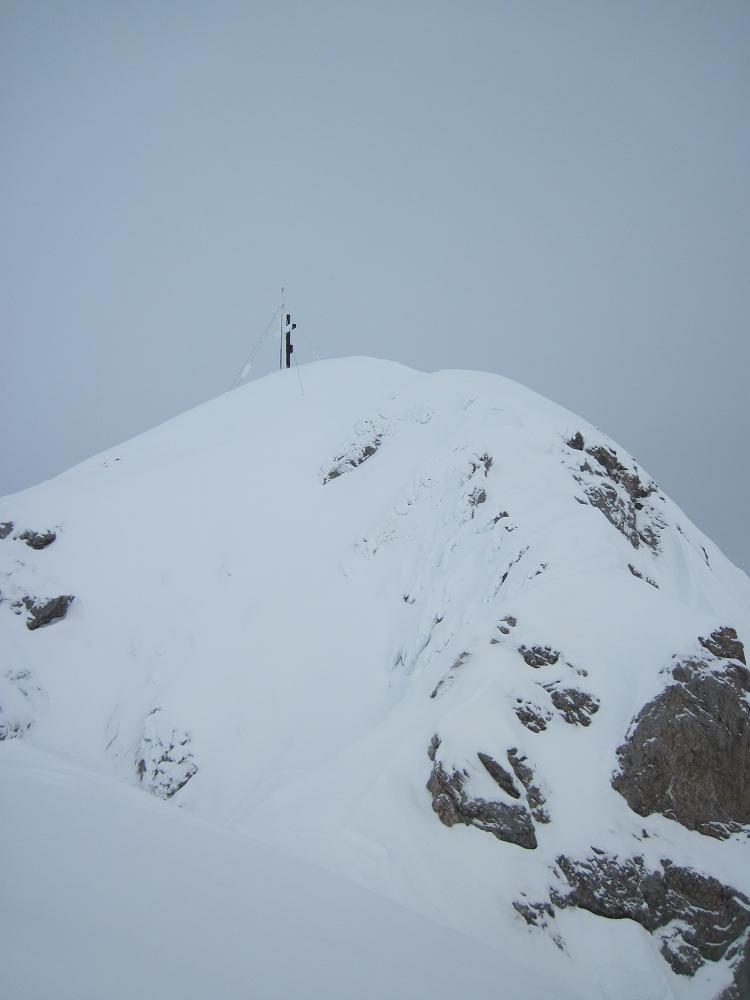 Le sommet pas loin : On laisse nos skis, le sommet n'est pas skiable.