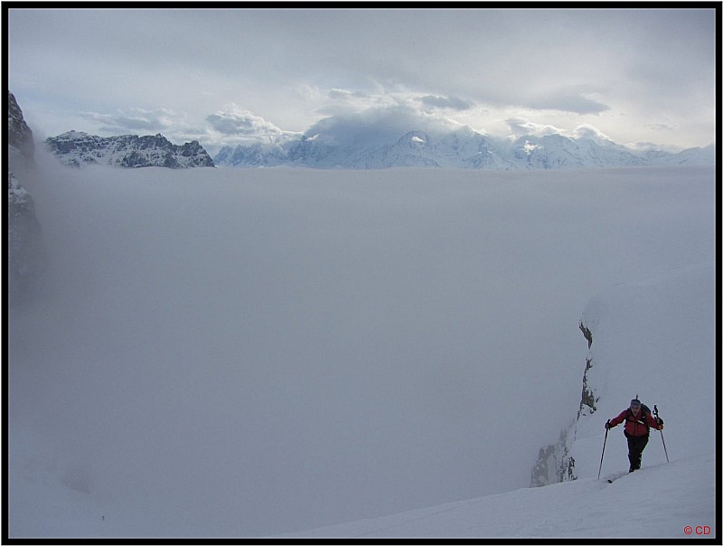 #10 Laurent sort des nuages : dans le cône à la base du couloir Laurent sort des nuages : dans le cône à la base du couloir