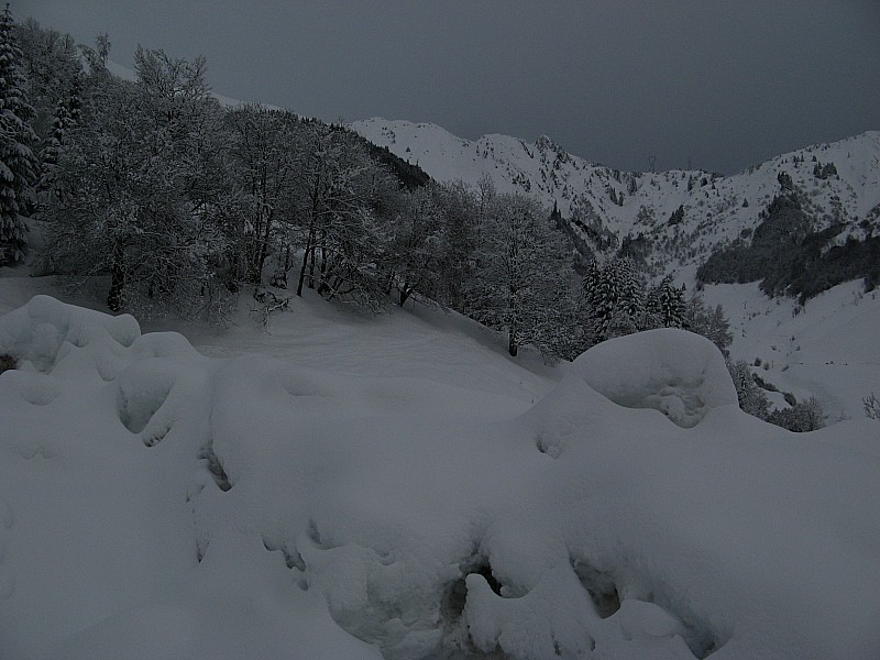 Proche Les Platières : Avant d'arriver à Les Platières, près de 1m de neige par endroit! Vue vers le col de Basmont