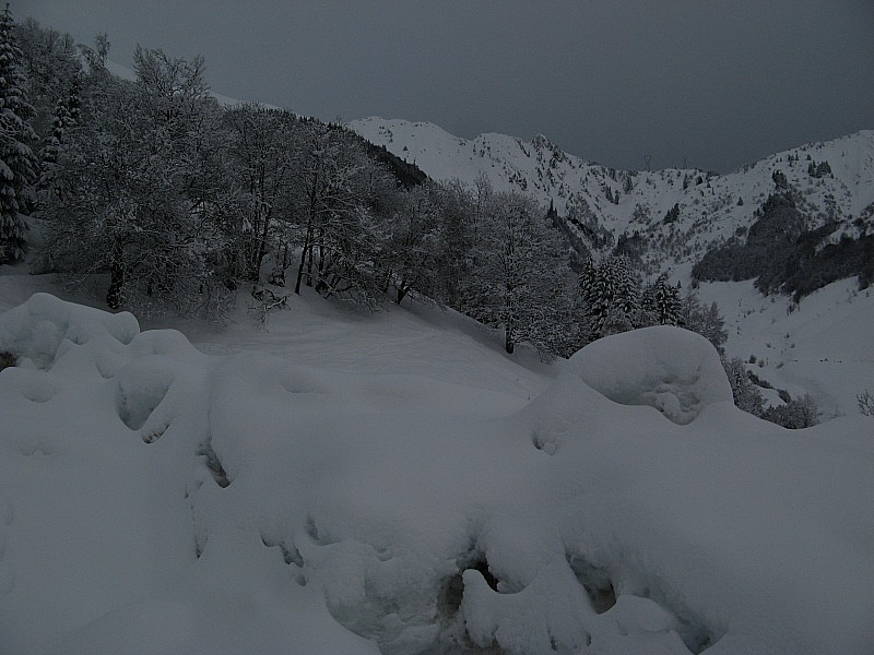 #1 Proche Les Platières : Avant d Proche Les Platières : Avant d'arriver à Les Platières, près de 1m de neige par endroit! Vue vers le col de Basmont