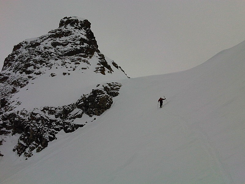 #5 Selle 2459 : Cyrille sort à la selle 2459 m. On redescendra finalement par là. Selle 2459 : Cyrille sort à la selle 2459 m. On redescendra finalement par là.
