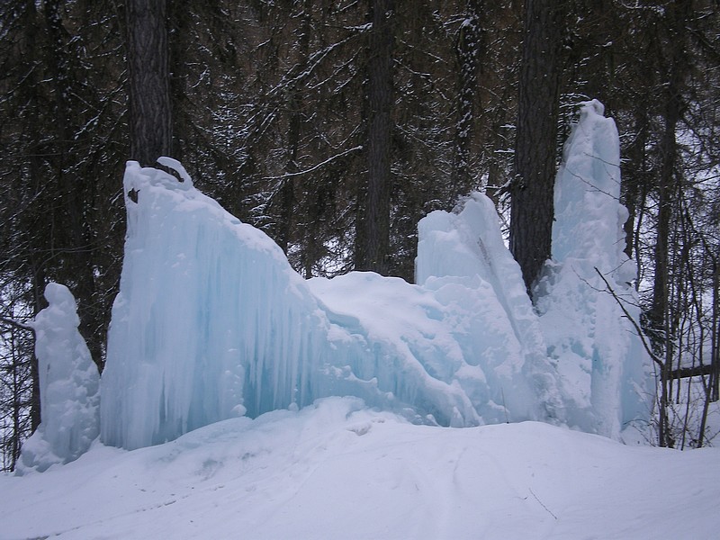 Surprenante sculpture : On entend encore la fuite sur la canalisation éclatée par le gel
