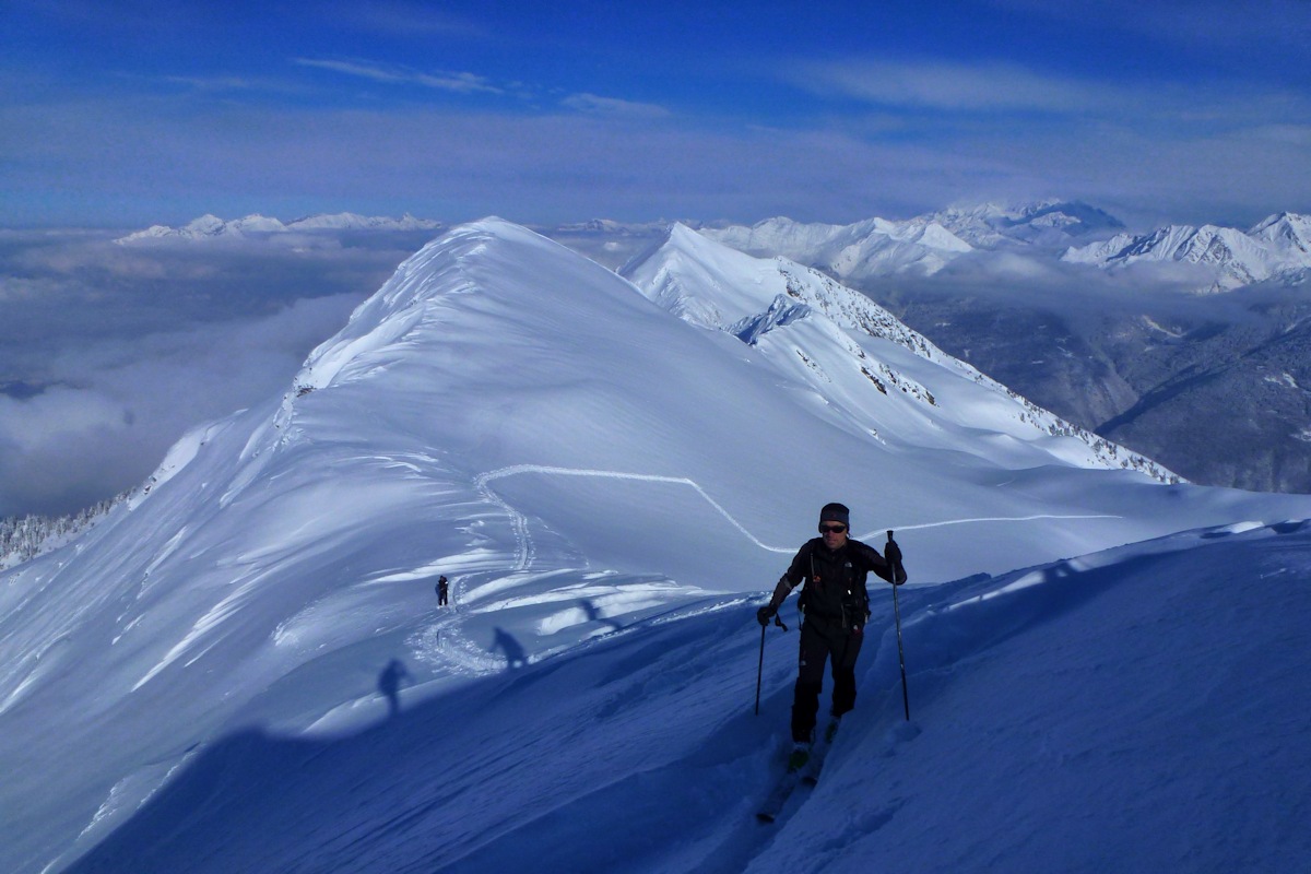 Seb sur l'arête : Entre Combe de Savoie et Tarentaise, avec en arrière plan, la Dent du Corbeau.