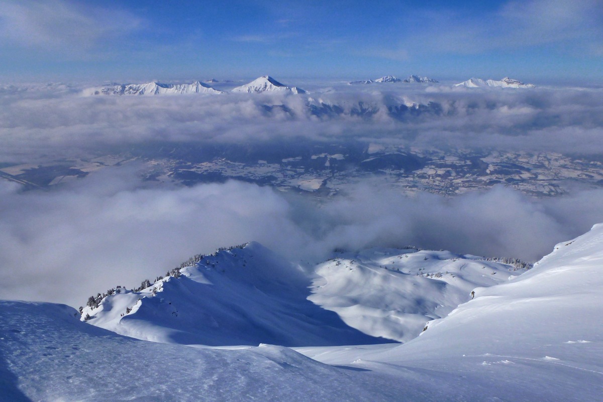 #15 Le versant Ouest : Les sommets des Bauges émergent de la brume. Le versant Ouest : Les sommets des Bauges émergent de la brume.