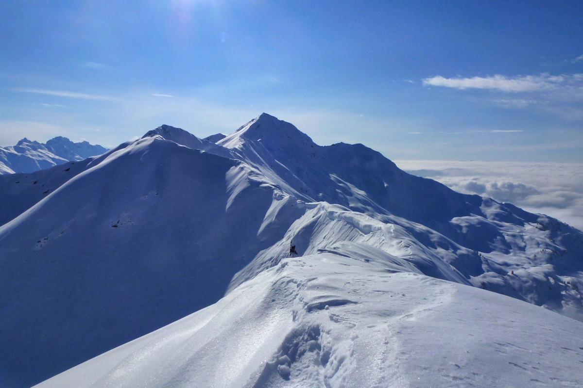 Sommet de la Tuile (2294 m) : Avec vue sur le Grand Arc.