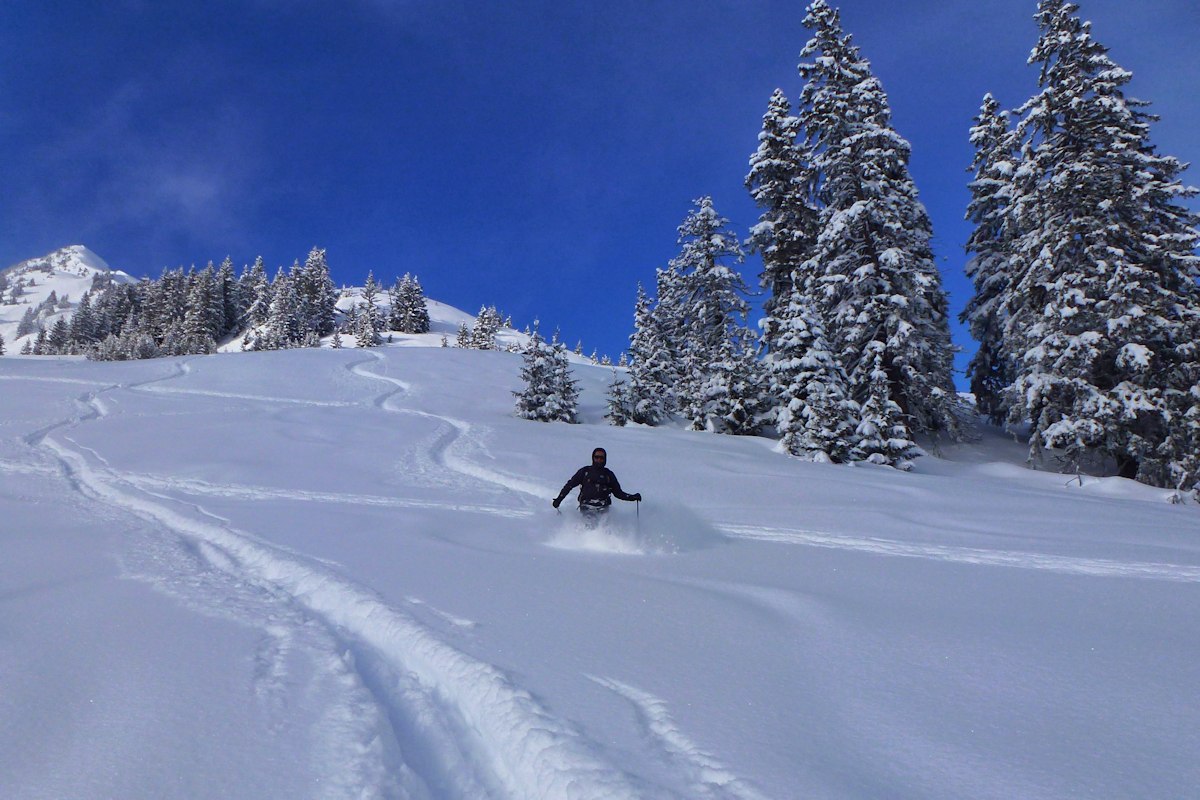 Quelques virages ... : Avant de rejoindre la trace de montée, notre seul salut.