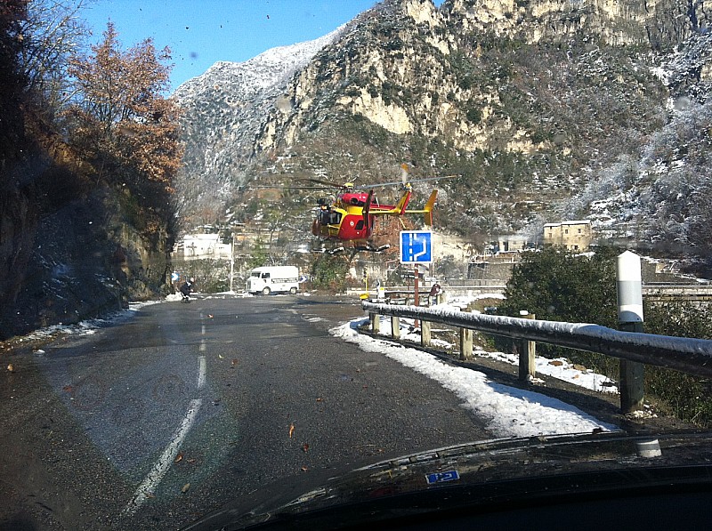#1 Un hélico sur la route : Atterrissage de l Un hélico sur la route : Atterrissage de l'hélico de la sécurité civile au millimètre directement sur la route