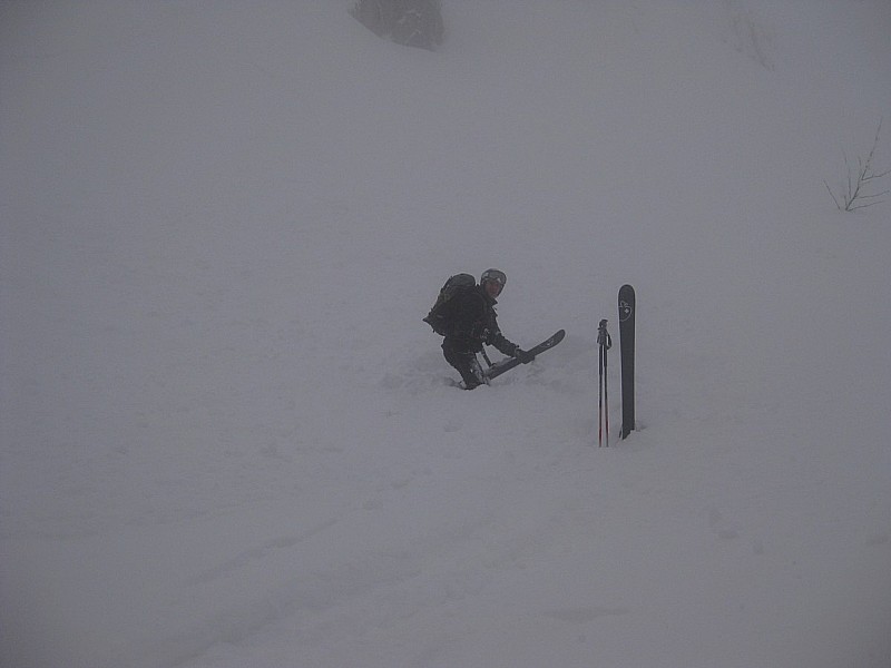#10 Sirop prit dans une belle plaques à la recherche de son ski, on est pourtant en forêt et la pente pas si raide, comme quoi..... Sirop prit dans une belle plaques à la recherche de son ski, on est pourtant en forêt et la pente pas si raide, comme quoi.....