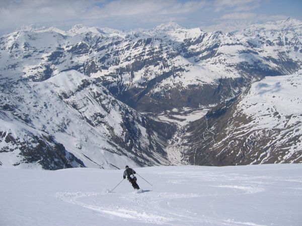 #5 Vue imprenable : Sur le glacier on taille des courbes en dominant la vallée par laquelle on est arrivés Vue imprenable : Sur le glacier on taille des courbes en dominant la vallée par laquelle on est arrivés