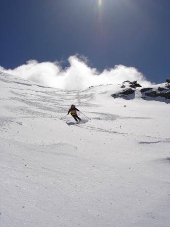 #2 Descente de l Descente de l'arête W : Rémy dans la descente de l'arête W en poudre avant de basculer dans la face SO