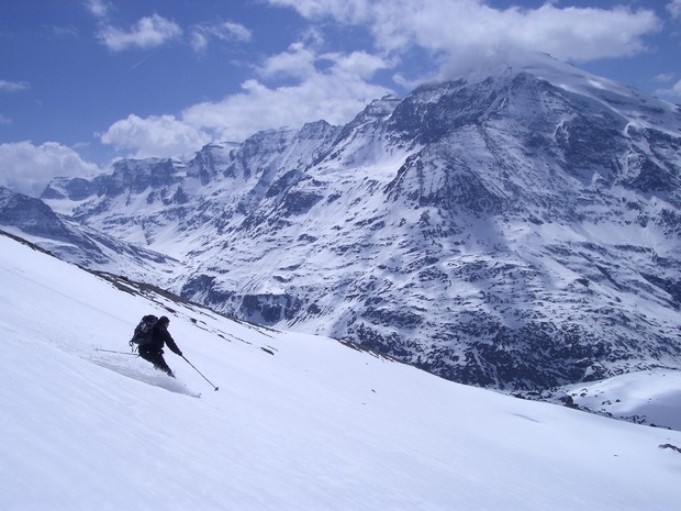 Au dessus du refuge : Dernière descente sur des pentes douces en bonne transfo, dans un cadre pour le moins joli!