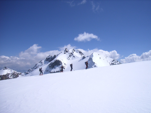 En montant à la selle : Pointe Tonini et son Col, grande Ciamarella et sa petite soeur, Pointe de Chalanson.