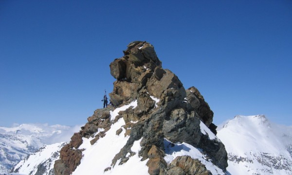 #2 Petite Ciamarella : Une arrivée au sommet un peu alpine, magnifique ambiance avec ce rocher rouge et l Petite Ciamarella : Une arrivée au sommet un peu alpine, magnifique ambiance avec ce rocher rouge et l'Albaron qui surgit à droite