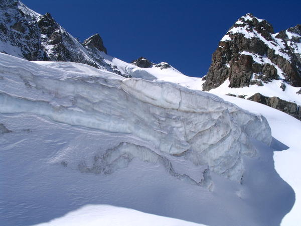 #6 Dans la voie de descente : Un sérac dans la descente par la voie normale du réou d Dans la voie de descente : Un sérac dans la descente par la voie normale du réou d'Arsine