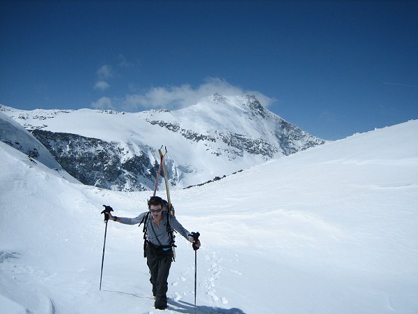 #5 Col Tonini : Denis arrive au col Tonini. derière la face E de l Col Tonini : Denis arrive au col Tonini. derière la face E de l'albaron, tout juste descendue