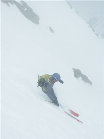#4 Bramanette : Etienne au départ, un peu de brouillard enveloppe le sommet. Bramanette : Etienne au départ, un peu de brouillard enveloppe le sommet.