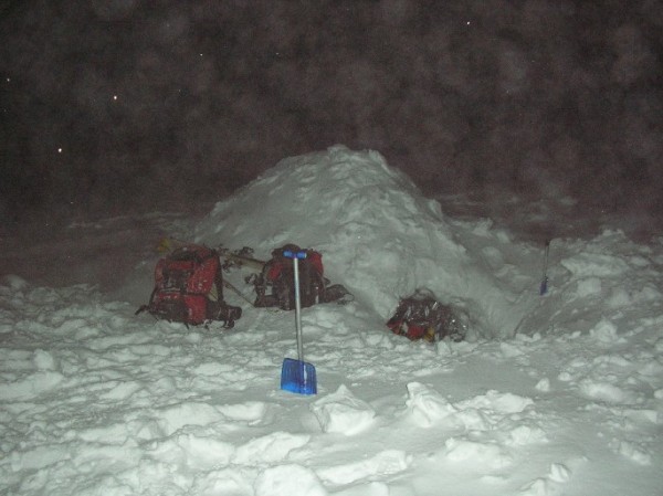 Bivouac sur l'Argentière : Il est 5h30, il neige encore, c'est tout bouché, on va prendre notre temps pour déjeuner...