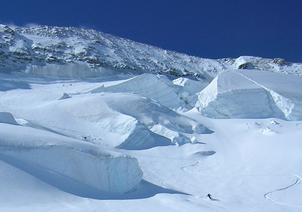 #6 Descente dome : De belles courbes sous les séracs, le tout dominé par la Barre des Ecrins Descente dome : De belles courbes sous les séracs, le tout dominé par la Barre des Ecrins