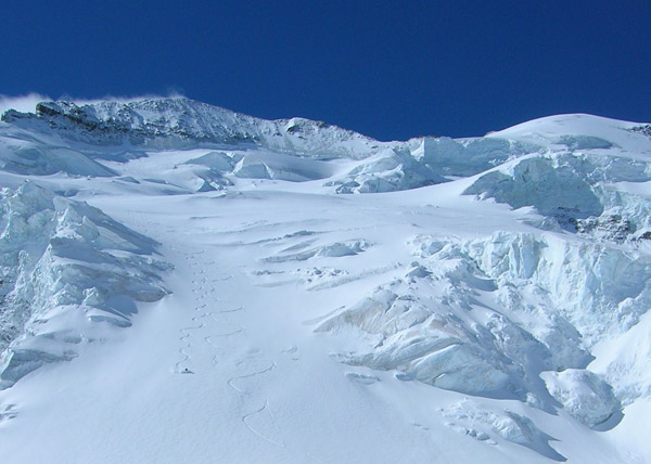 #8 Traces aux ecrins : On a pris la pente centrale pour éviter le passage expo sous les séracs : c Traces aux ecrins : On a pris la pente centrale pour éviter le passage expo sous les séracs : c'est un pur bonheur !!!
