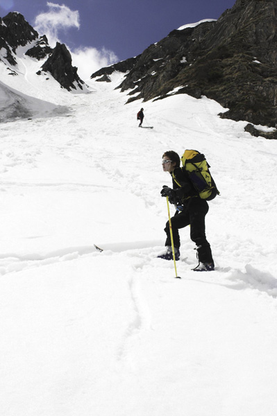 Couloir : Laurence en fini (enfin ! )avec son premier couloir. Bravo, vu l'état de la neige, c'était pas expo, mais bien pénible.