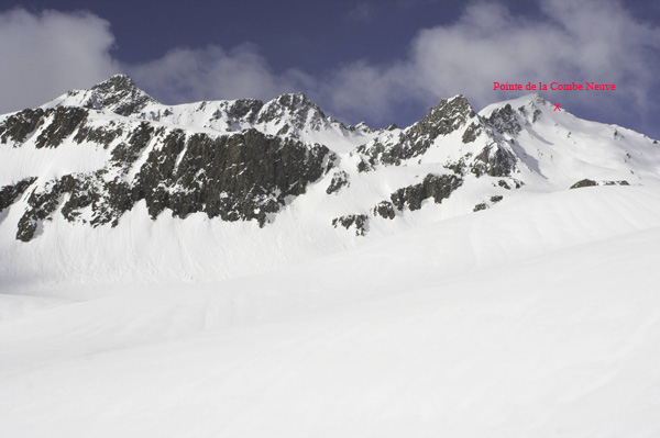 #3 pointe de la combe nouvelle : Le but du jour. La coix indique notre arrêt, sur l pointe de la combe nouvelle : Le but du jour. La coix indique notre arrêt, sur l'arête