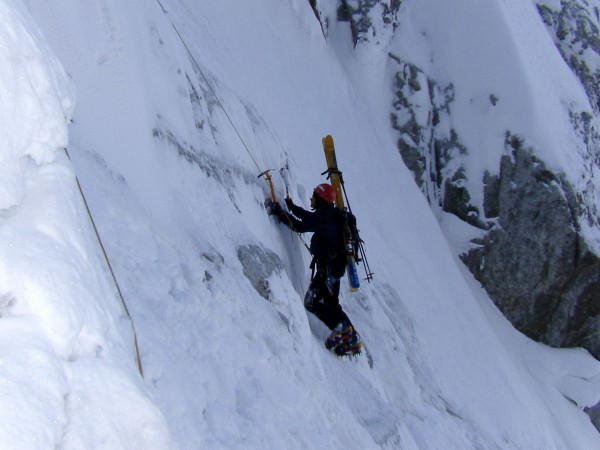 #12 2ème traversée : La traversée descendante, que seul Eric a passé en solo (Sylvain sur la photo). 2ème traversée : La traversée descendante, que seul Eric a passé en solo (Sylvain sur la photo).