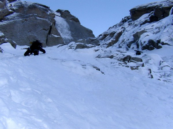 #11 Même montée vue du dessous : Sylvain gauche dans le couloir en neige, Eric à droite déjà dans la traversée descendante. Même montée vue du dessous : Sylvain gauche dans le couloir en neige, Eric à droite déjà dans la traversée descendante.